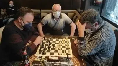Imagen de Jugando en el Bar Alkimia